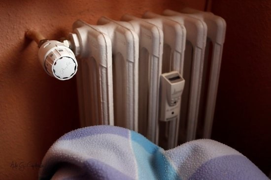A heater and a blanket symbolizing energy poverty (Courtesy of Red Cross)